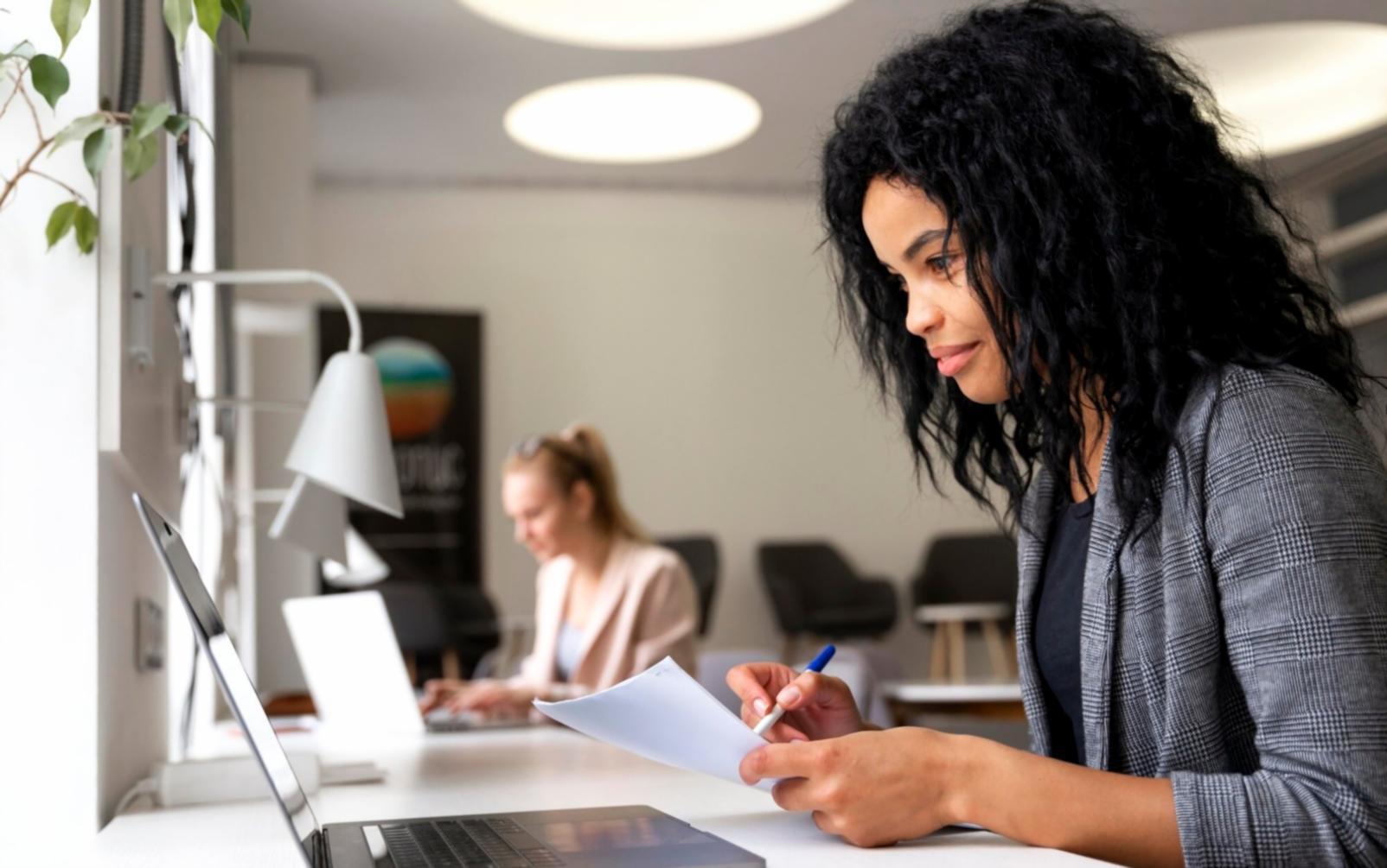 Mesa de trabajo con análisis financieros y calculadora