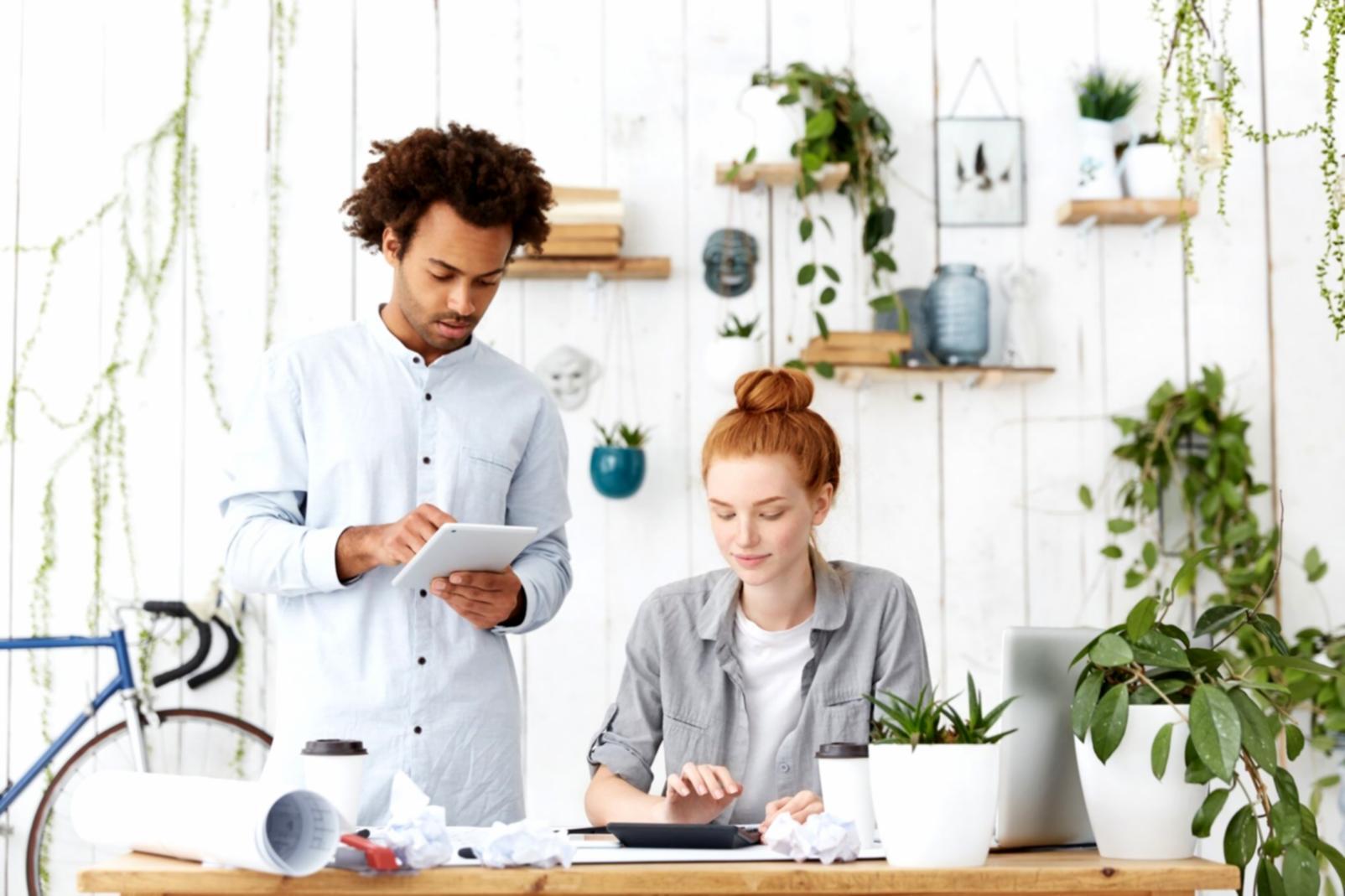 Estudiante organizando materiales de estudio financiero en un espacio de trabajo dedicado