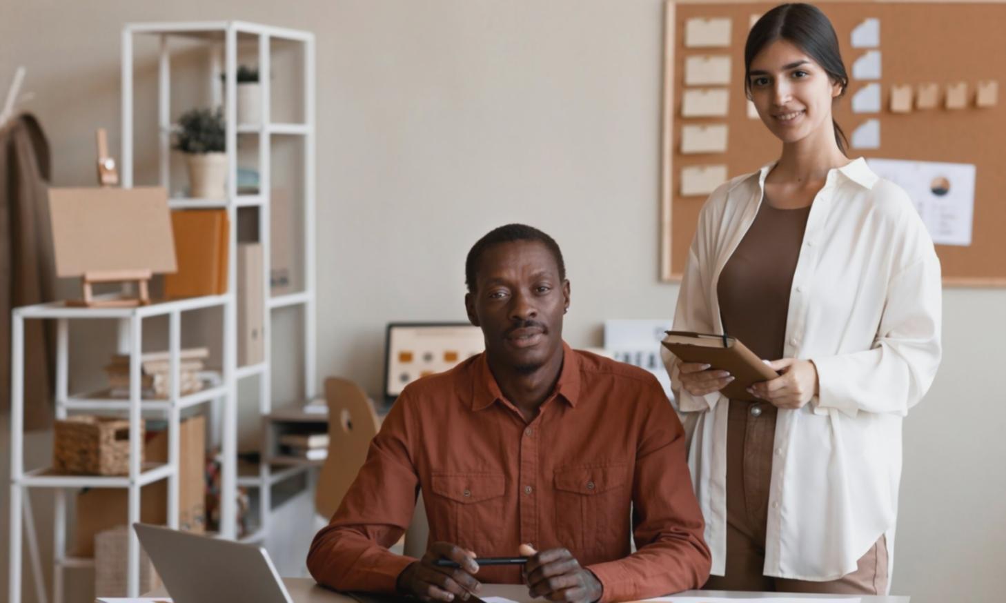 Análisis financiero profesional con gráficos y documentos