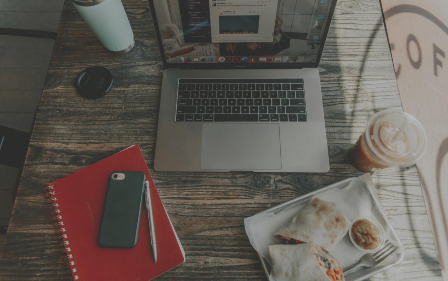 Especialistas en formación financiera analizando casos reales de empresas